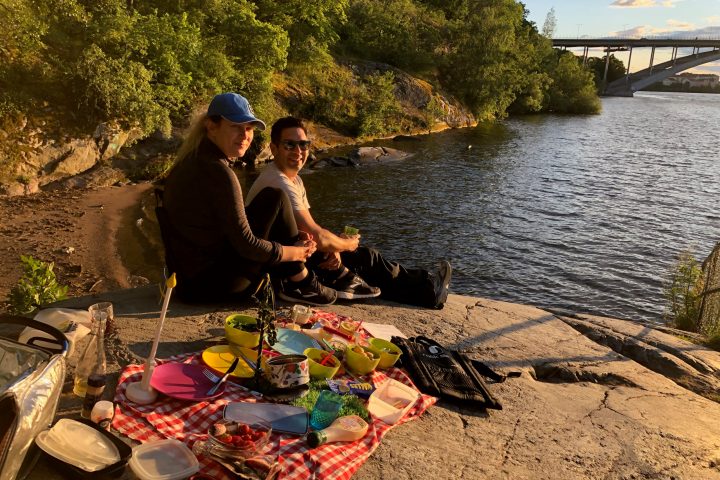 two people enjoying their midsummer meal on their evening kayak tour