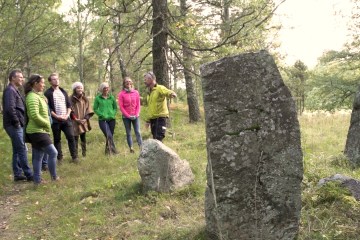 group on guided hiking tour in stockholm