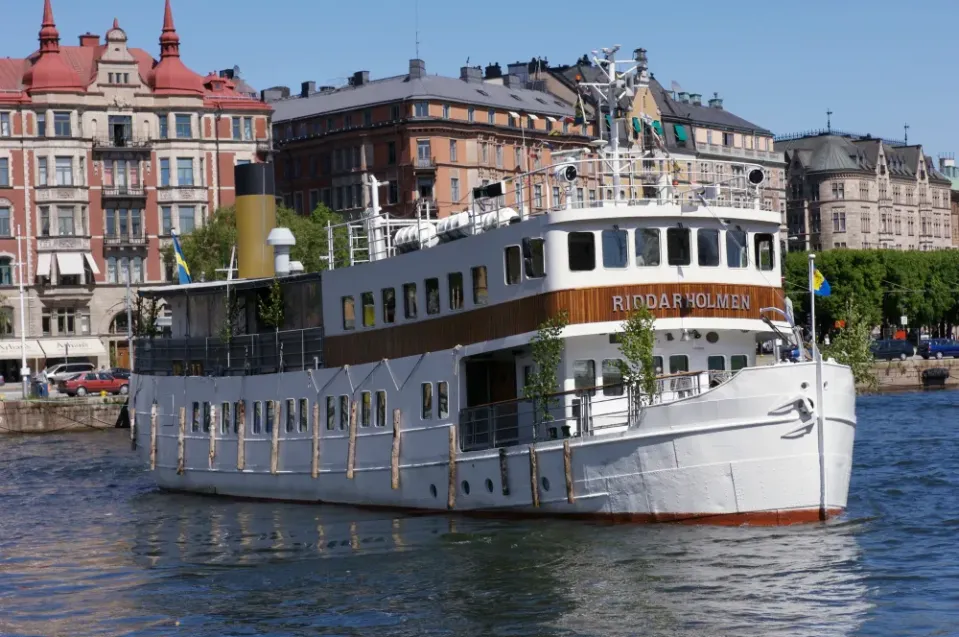 ms-riddarholmen.D2nXpYgl_ZbO6HD a large ship in the water